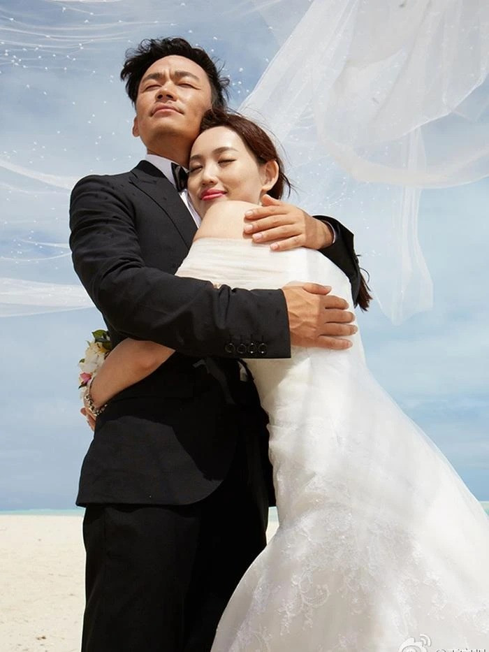 Giống như Hồng Hân, hạnh phúc của Vương Bảo Cường (phải) đều do trợ lý thân cận cướp mất. Ảnh: Sina. Giống như Hồng Hân, hạnh phúc của Vương Bảo Cường (phải) đều do trợ lý thân cận cướp mất. Ảnh: Sina.