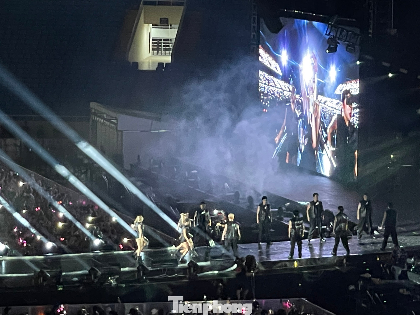 Gần nửa chặng đường của show thứ 2 đã qua nhưng năng lượng của các thành viên cùng vũ đoàn vẫn rất "cháy". Gần nửa chặng đường của show thứ 2 đã qua nhưng năng lượng của các thành viên cùng vũ đoàn vẫn rất "cháy".