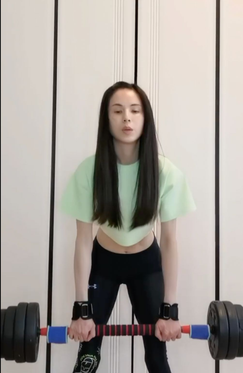 Các bài tập giữ dáng được Lý Nhược Đồng tiết lộ trong clip trên trang cá nhân. Ảnh: CMH.