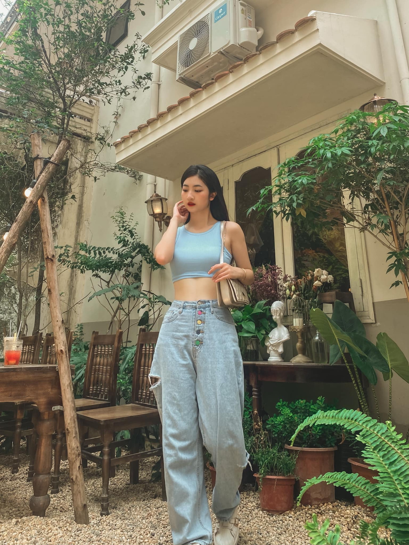 Nhiều ý kiến trái chiều của khán giả về vai Thoan, một số cho rằng Linh Chi diễn còn khá thô, đài từ chưa tốt. Về phía diễn viên, Linh Chi cũng nhận thức được bản thân ít kinh nghiệm và còn nhiều điều cần khắc phục.