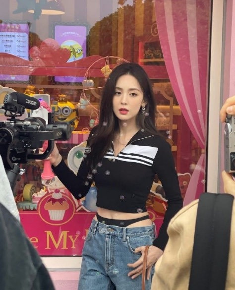 Cổ Lực Na Trát gây tranh cãi vì quần lộ nội y. Ảnh: Weibo. Cổ Lực Na Trát gây tranh cãi vì quần lộ nội y. Ảnh: Weibo.