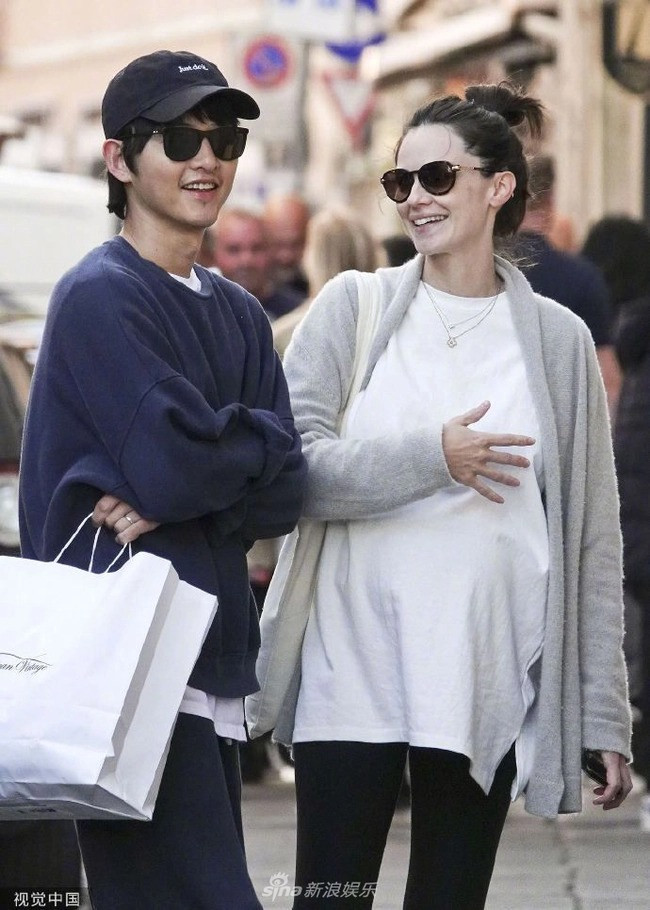 Song Joong Ki đưa vợ bầu đi dạo phố ở Rome. Ảnh: Sina. Song Joong Ki đưa vợ bầu đi dạo phố ở Rome. Ảnh: Sina.