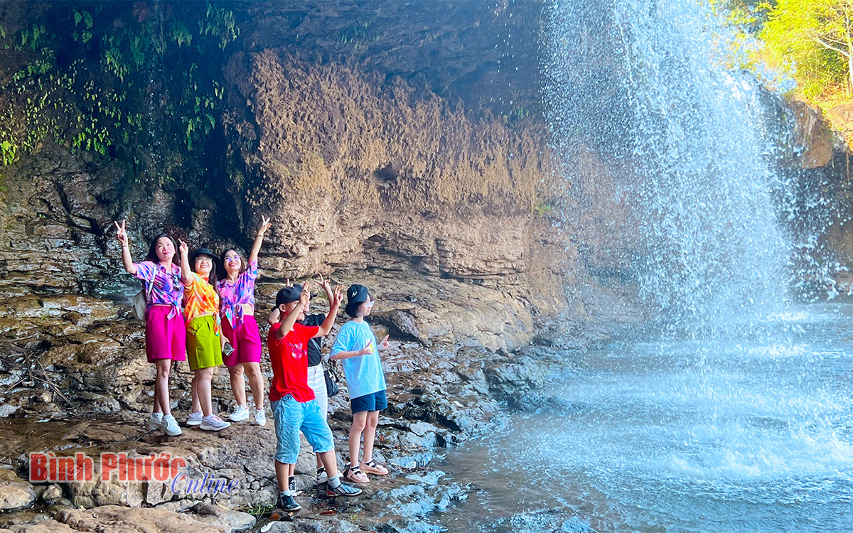 Điểm đến đầu tiên của du khách là di tích cấp tỉnh - thác Đắk Mai 1, thuộc thôn Bù Nga, xã Bù Gia Mập (huyện Bù Gia Mập, tỉnh Bình Phước). Đây là khu vực tham quan còn hoang sơ, mới mẻ, là một trong những điểm check in lý tưởng ở Bình Phước hiện nay.