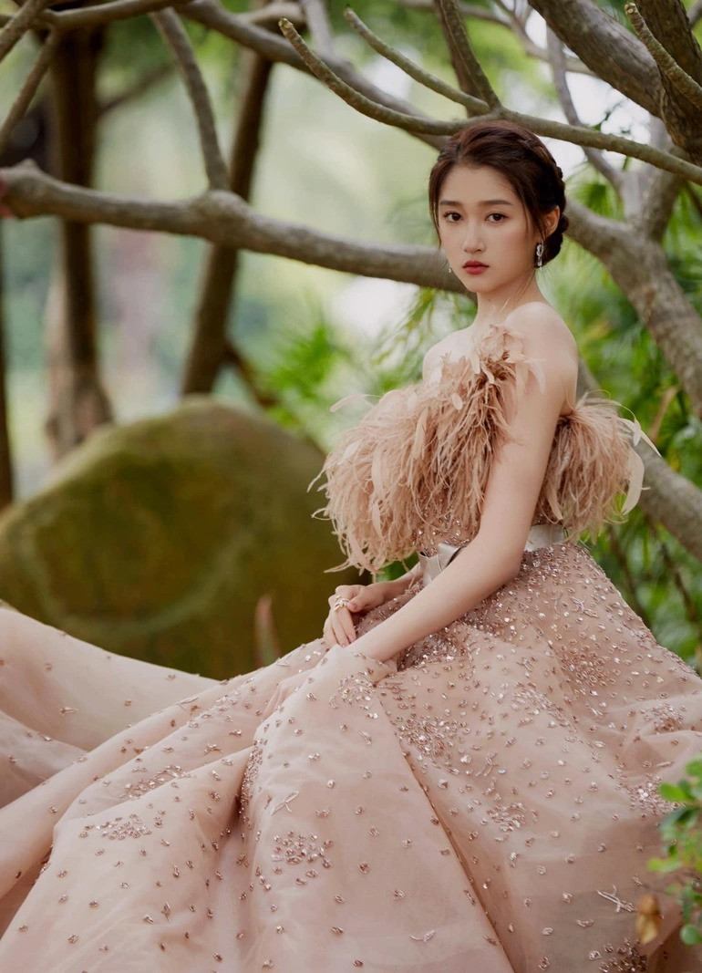 Không chỉ là diễn viên trẻ tài năng và triển vọng của màn ảnh Hoa ngữ, Quan Hiểu Đồng còn được quan tâm vì nhan sắc nổi bật. Ảnh: Weibo. Không chỉ là diễn viên trẻ tài năng và triển vọng của màn ảnh Hoa ngữ, Quan Hiểu Đồng còn được quan tâm vì nhan sắc nổi bật. Ảnh: Weibo.