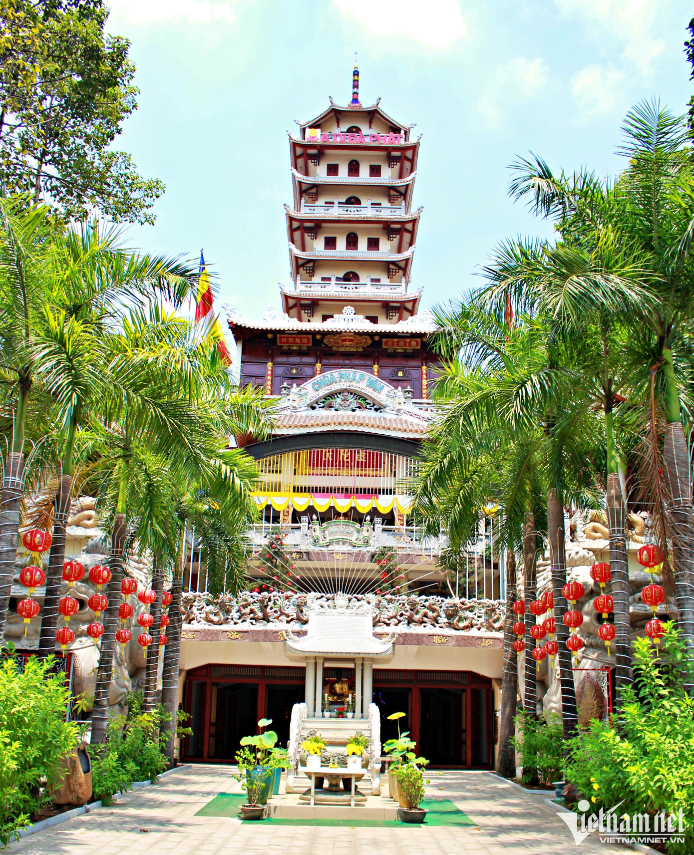 Chùa Pháp Vân nổi bật với tòa tháp cao 14 tầng. Chùa Pháp Vân nổi bật với tòa tháp cao 14 tầng.