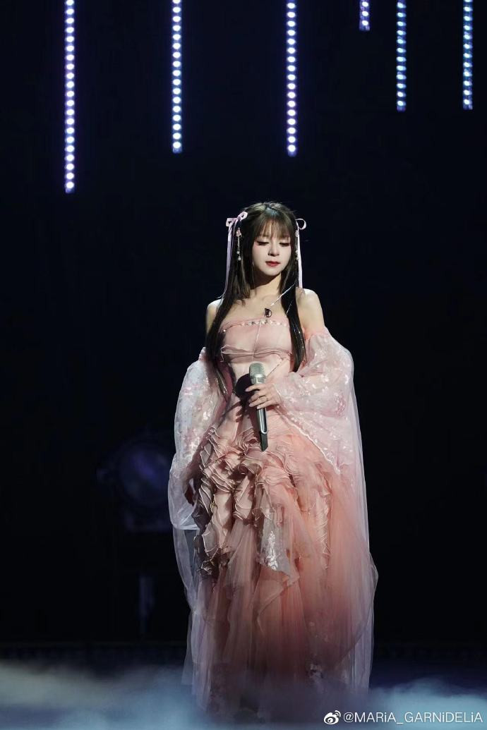 Nữ ca sĩ người Nhật Bản với tạo hình tiên nữ, biểu diễn ca khúc Biển hoa cùng Cung Lâm Na. Màn trình diễn của bộ đôi trở thành chủ đề nóng trên hotsearch Weibo.