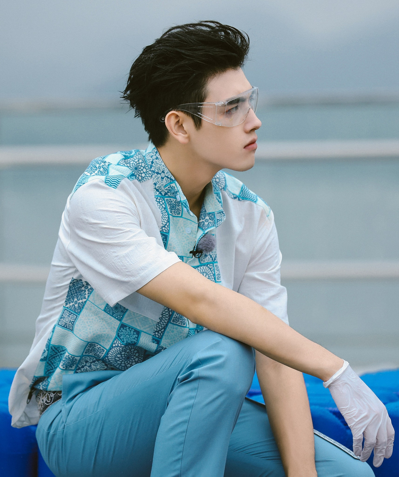 Thông tin này khiến Trần Phi Vũ trở thành cái tên được bàn tán nhiều nhất trên Weibo, 5 hotsearch được thảo luận liên quan đến hot girl mạng, bạn diễn Trương Tịnh Nghi… Chỉ sau 1 giờ xảy ra sự việc, Weibo của diễn viên tụt mất 40.000 người theo dõi. Tài khoản tự xưng là fan lâu năm của Trần Phi Vũ tuyên bố không tiếp tục ủng hộ thần tượng và nói đã biết sự thật từ lâu nhưng cố gắng giữ kín. Thông tin này khiến Trần Phi Vũ trở thành cái tên được bàn tán nhiều nhất trên Weibo, 5 hotsearch được thảo luận liên quan đến hot girl mạng, bạn diễn Trương Tịnh Nghi… Chỉ sau 1 giờ xảy ra sự việc, Weibo của diễn viên tụt mất 40.000 người theo dõi. Tài khoản tự xưng là fan lâu năm của Trần Phi Vũ tuyên bố không tiếp tục ủng hộ thần tượng và nói đã biết sự thật từ lâu nhưng cố gắng giữ kín.