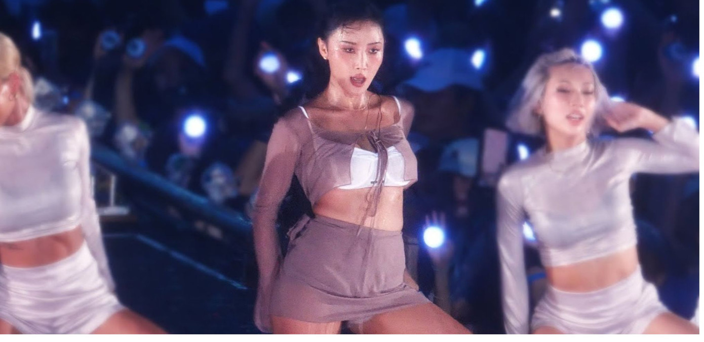 Hwasa trong đêm diễn Summer Swag. Ảnh: IG.