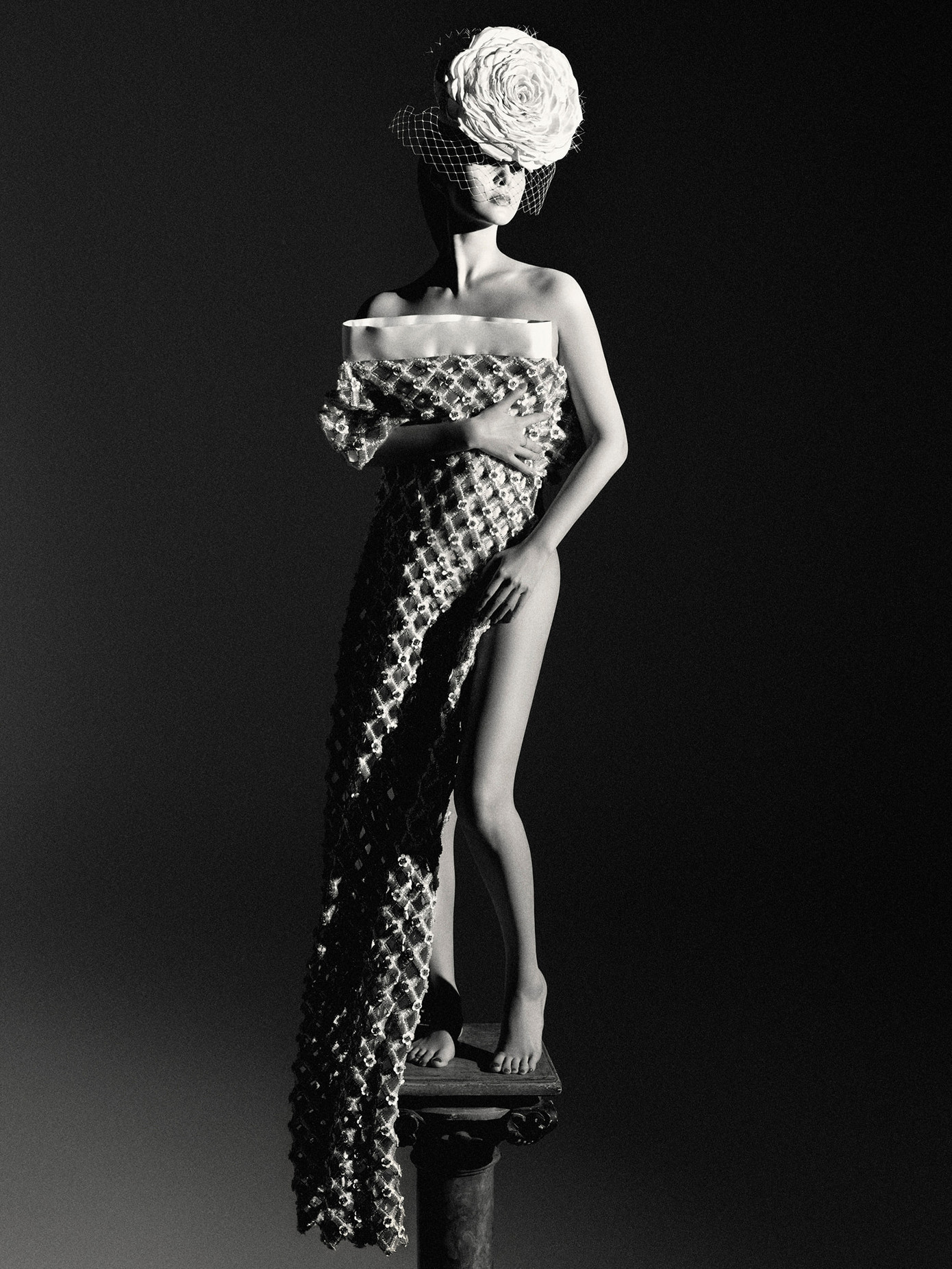 &quot;Bởi vì khi đó bạn có thể nhìn thấy rõ mọi người xung quanh, cuộc sống thực và sau đó tôi có thể đem tất cả cảm xúc và trải nghiệm đó vào diễn xuất. Vì vậy, nó thực sự hữu ích cho tôi để giữ vững lập trường này&quot;, nữ diễn viên họ Phạm lý giải.