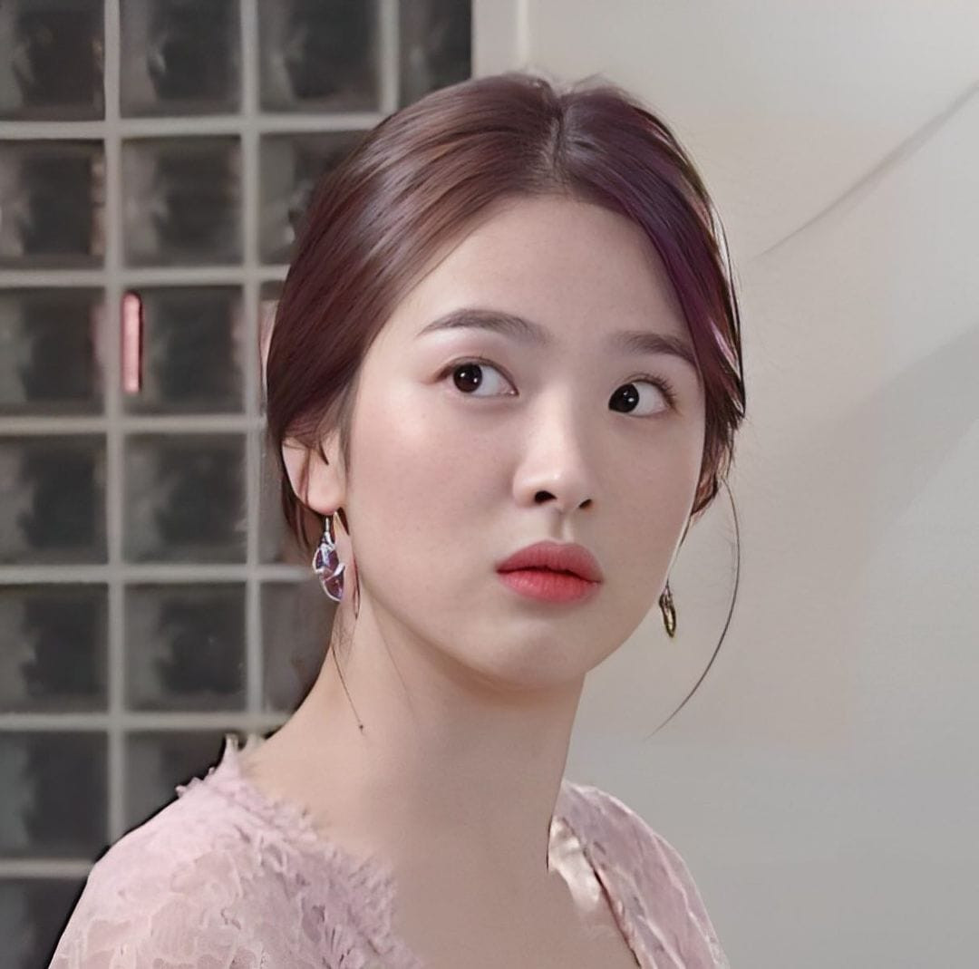 Nhiều khán giả nhận xét thời đỉnh cao nhan sắc của Song Hye Kyo là khi cô tham gia đóng All In, Ngôi nhà hạnh phúc và Gió mùa đông năm ấy. Ngay từ thời điểm ra mắt, nữ diễn viên nhận nhiều lời khen vì dung mạo sắc sảo, thu hút. Ảnh: Pinterest.