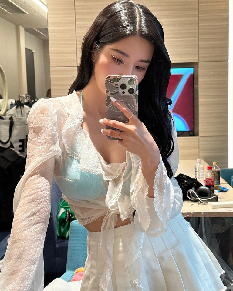 Tập phát sóng ngày 8/8 chương trình Lee Eun Ji's Gayo Plaza, DJ Lee Eun Ji nhận xét sức nóng của Kwon Eun Bi đang chiếm lĩnh mùa hè 2023: “Bạn nghĩ thế nào về danh hiệu ‘nữ hoàng mùa hè?’”. Nữ ca sĩ đáp lại: “Tôi thực sự hạnh phúc trong những ngày này. Tôi cảm thấy mùa hè và mình hợp nhau”. Kwon Eun Bi cho biết cô thích mùa đông nhưng giờ đây đã đổi ý. Cô dự định lấy chứng chỉ lặn biển trong thời gian tới. Tập phát sóng ngày 8/8 chương trình Lee Eun Ji's Gayo Plaza, DJ Lee Eun Ji nhận xét sức nóng của Kwon Eun Bi đang chiếm lĩnh mùa hè 2023: “Bạn nghĩ thế nào về danh hiệu ‘nữ hoàng mùa hè?’”. Nữ ca sĩ đáp lại: “Tôi thực sự hạnh phúc trong những ngày này. Tôi cảm thấy mùa hè và mình hợp nhau”. Kwon Eun Bi cho biết cô thích mùa đông nhưng giờ đây đã đổi ý. Cô dự định lấy chứng chỉ lặn biển trong thời gian tới.