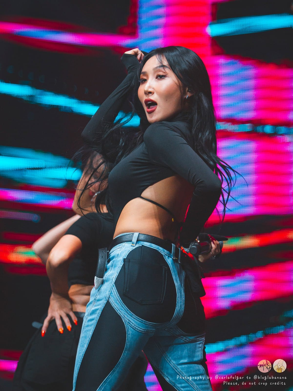 Mỗi khi có chuyện gì xảy ra với bản thân, cô sẽ giải quyết bằng cách hát lên những suy nghĩ của mình thông qua các bài hát. Hwasa nói: “Tôi ghét bản thân bị cuốn theo những suy nghĩ mọi người đánh giá vẻ ngoài ra sao. Tôi không chắc nhưng tôi đầy sự nổi loạn”.