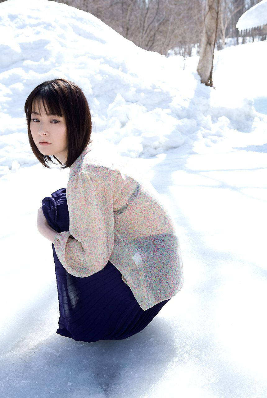 Nagiko Tono tên thật là Aoki Akimi, sinh năm 1979. Năm 12 tuổi, cô được mời tham gia bộ phim đặc biệt Biệt đội siêu đẳng. Màn thể hiện xuất sắc giúp tên tuổi cô vụt lên, nhận được sự chào đón nồng nhiệt của khán giả.