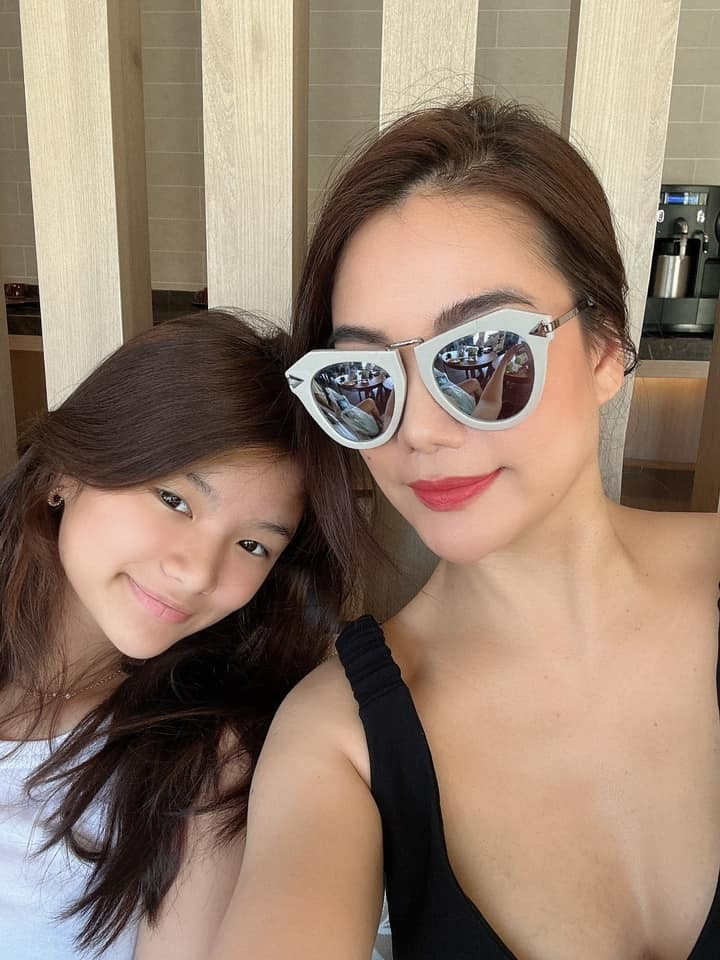 Tranh thủ những ngày nghỉ lễ, Trương Ngọc Ánh dành thời gian ở bên những người thân yêu. “Cảm giác buổi sáng được thư thả ăn sáng, uống cà phê, nhẹ nhàng tán gẫu, lặng im nhìn ngắm phố phường, trưa được ngủ một giấc nhẹ, chiều tập thể dục chăm sóc sức khỏe, rồi cùng người thân người thương ăn tối bên nhau, không cầm điện thoại quá nhiều hay phải ngồi trước máy tính quá lâu, một ngày trôi qua giản dị mà hạnh phúc biết bao.Thật yêu những ngày lễ bên gia đình và bạn bè” – diễn viên Đồng tiền xương máu viết.