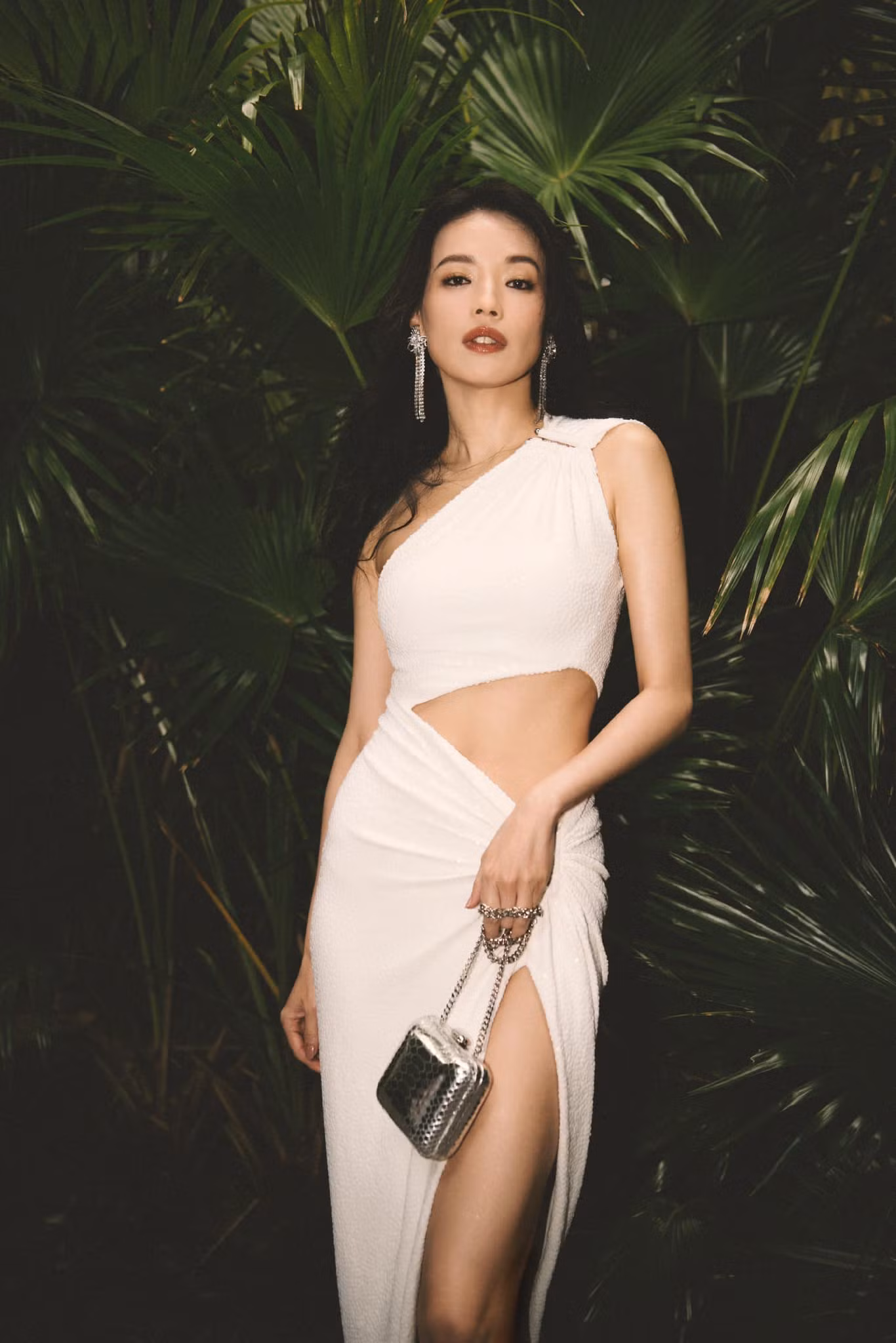 “Khí chất đặc biệt của Thư Kỳ là điều khiến tôi khó có thể dứt ra”, “Cô ấy sắp chạm ngưỡng 50 nhưng vẫn tươi trẻ đến nhường nào”, “Đúng là đại mỹ nhân. Các nữ diễn viên hiện tại khó tìm được người có phong thái như vậy”… cư dân mạng bình phẩm về ngoại hình của Thư Kỳ.