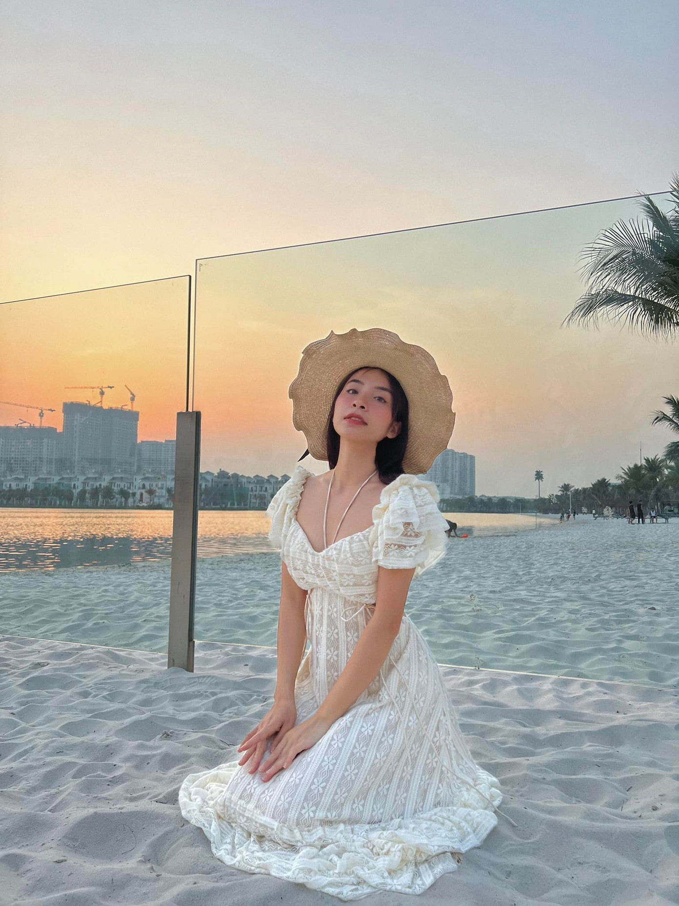 Trước khi trở lại với phim truyền hình, nữ diễn viên sinh năm 1997 từng chia sẻ với Tiền Phong về kế hoạch vào TP HCM học để rèn luyện bản thân. Cô tham gia một số game show, nổi bật là Tỏ tình hoàn mỹ.