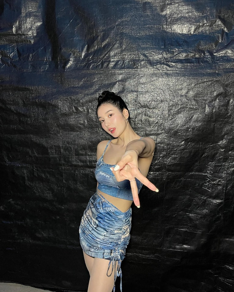 “Nhiều người diện những bộ đồ mới để tham gia Waterbomb. Để phù hợp với nguồn năng lượng đó tôi quyết định mạnh dạn khoác lên mình bộ đồ bơi” – ca sĩ chia sẻ.