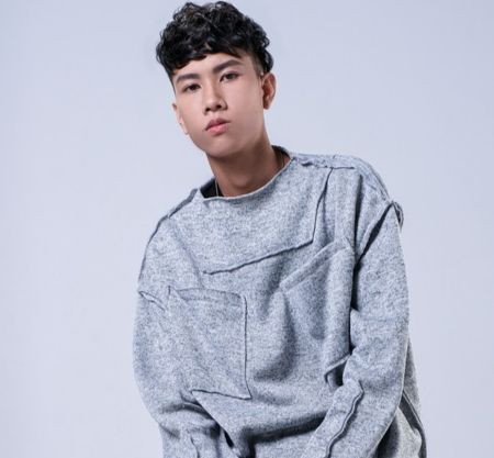 Hoaprox - Nhà sản xuất âm nhạc sinh năm 1997 – nổi lên bằng những bản nhạc EDM gây sốt. Trong đó, ca khúc Ngẫu hứng đạt gần 3 tỷ lượt stream tại thị trường Trung Quốc, bản nhạc “gây nghiện” lan tỏa ngược lại Việt Nam. Anh từng phải lên tiếng đính chính khi nhiều người hiểu nhầm Ngẫu hứng là bản EDM của producer đến từ đất nước tỷ dân. Hoaprox - Nhà sản xuất âm nhạc sinh năm 1997 – nổi lên bằng những bản nhạc EDM gây sốt. Trong đó, ca khúc Ngẫu hứng đạt gần 3 tỷ lượt stream tại thị trường Trung Quốc, bản nhạc “gây nghiện” lan tỏa ngược lại Việt Nam. Anh từng phải lên tiếng đính chính khi nhiều người hiểu nhầm Ngẫu hứng là bản EDM của producer đến từ đất nước tỷ dân.