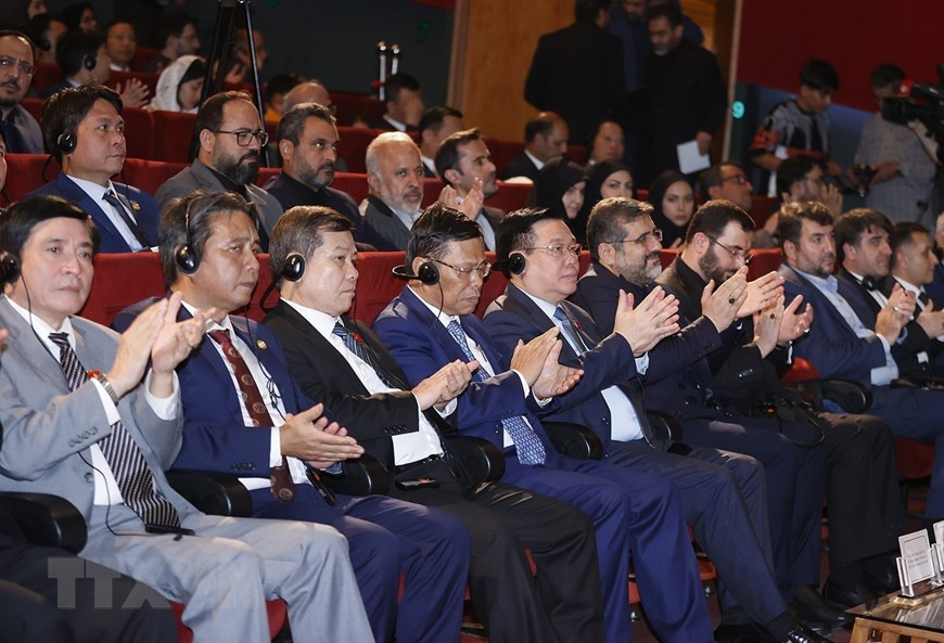 Chủ tịch Quốc hội Vương Đình Huệ và các đại biểu dự khai mạc Tuần lễ Văn hóa Việt Nam tại Iran. (Ảnh: Doãn Tấn/TTXVN)