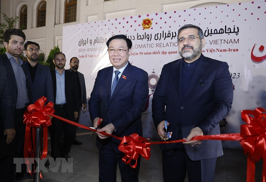 Chủ tịch Quốc hội Vương Đình Huệ và Bộ trưởng Văn hóa và Định hướng Hồi giáo Iran Mohammad Mehdi Esmaili cắt băng khai mạc. (Ảnh: Doãn Tấn/TTXVN)