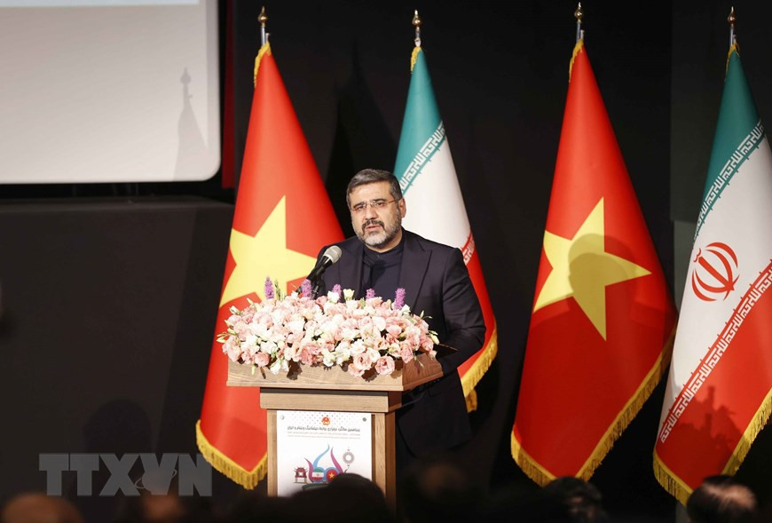 Bộ trưởng Văn hóa và Định hướng Hồi giáo Iran Mohammad Mehdi Esmaili phát biểu. (Ảnh: Doãn Tấn/TTXVN)