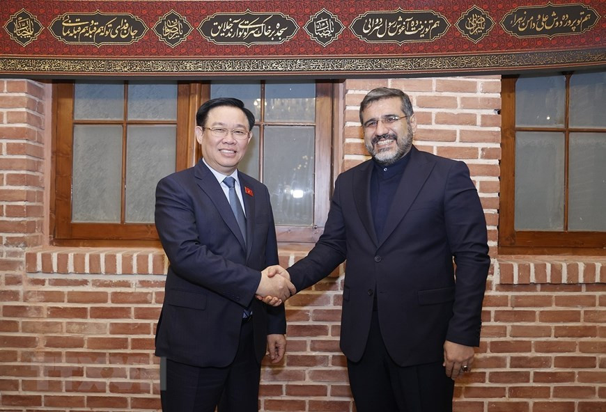 Tối 9/8/2023 (theo giờ địa phương), tại thủ đô Tehran, Chủ tịch Quốc hội Vương Đình Huệ dự khai mạc Tuần lễ Văn hóa Việt Nam tại Iran, nhân kỷ niệm 50 năm thiết lập quan hệ ngoại giao giữa hai nước. Sự kiện do Bộ Văn hóa, Thể thao và Du lịch Việt Nam phối hợp với Đại sứ quán Việt Nam tại Iran cùng một số đơn vị của Iran tổ chức. Trong ảnh: Chủ tịch Quốc hội Vương Đình Huệ với Bộ trưởng Văn hóa và Định hướng Hồi giáo Iran Mohammad Mehdi Esmaili tại lễ khai mạc sự kiện. (Ảnh: Doãn Tấn/TTXVN)