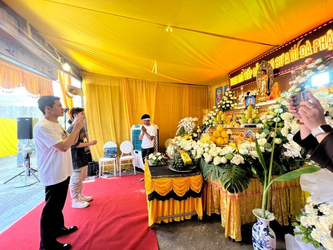 Ca sĩ Quốc Thiên, Chu Tuấn Ngọc đến thắp hương đưa tiễn Tú Thanh. Ca sĩ Quốc Thiên, Chu Tuấn Ngọc đến thắp hương đưa tiễn Tú Thanh.