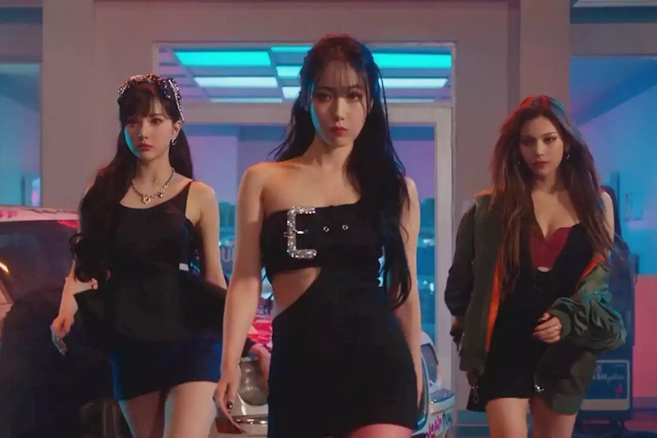 Umji theo đuổi hình tượng trẻ trung, gợi cảm trong MV Pull Up mới ra mắt của Viviz.