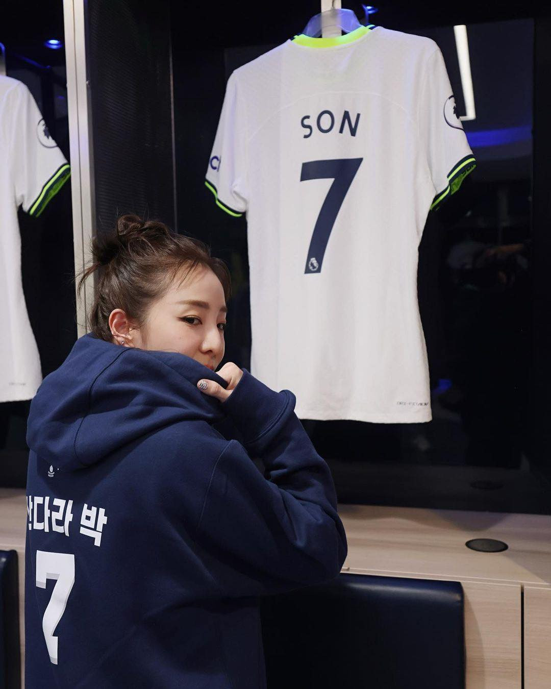 Dara chụp ảnh cùng các cầu thủ Tottenham Hotspur. Ảnh: IG.