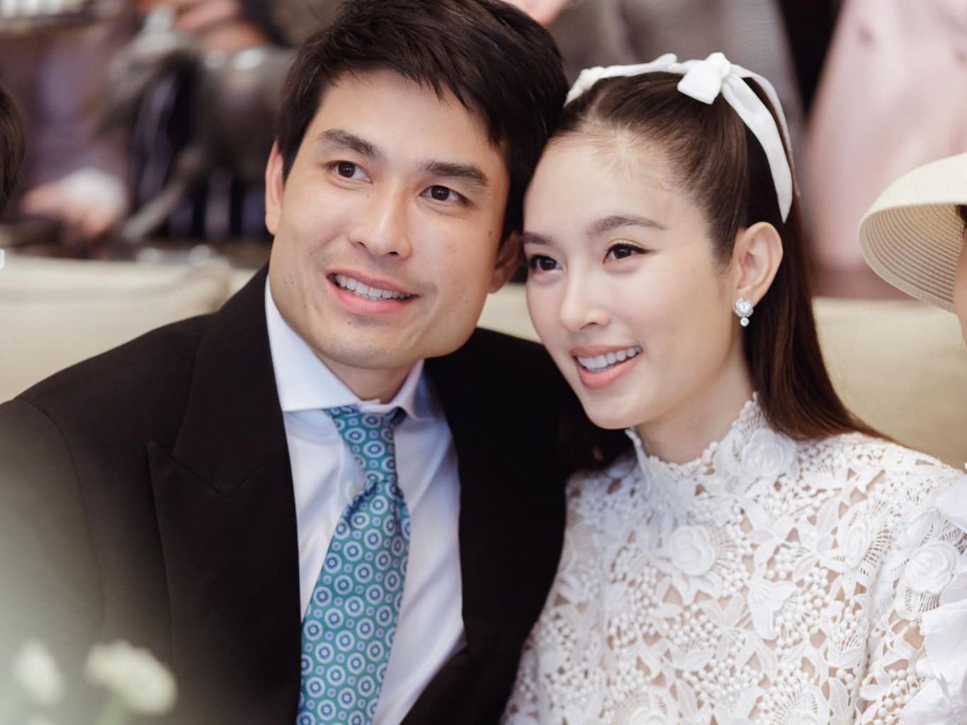 Nong Poy và hôn phu trong tiệc độc thân. Ảnh: Baan Ar Jor.