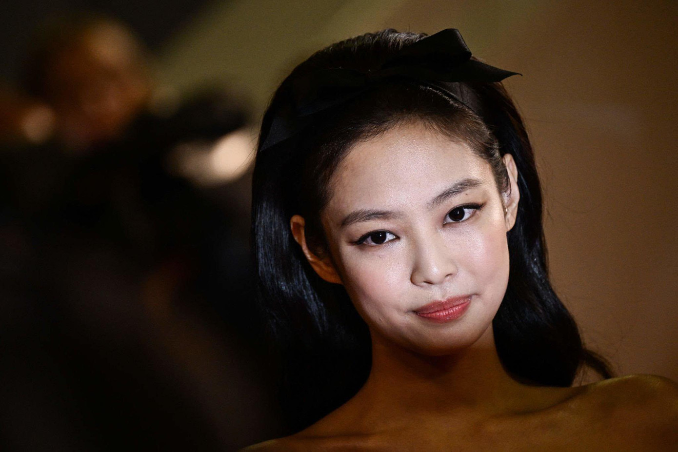 Jennie không phải là thành viên BlackPink duy nhất tham dự Cannes năm nay. Cách đó ít ngày, Rosé đã xuất hiện lần đầu tại liên hoan phim trong buổi ra mắt bộ phim truyền hình Nhật Bản của đạo diễn Hirokazu Kore-eda, Monster.