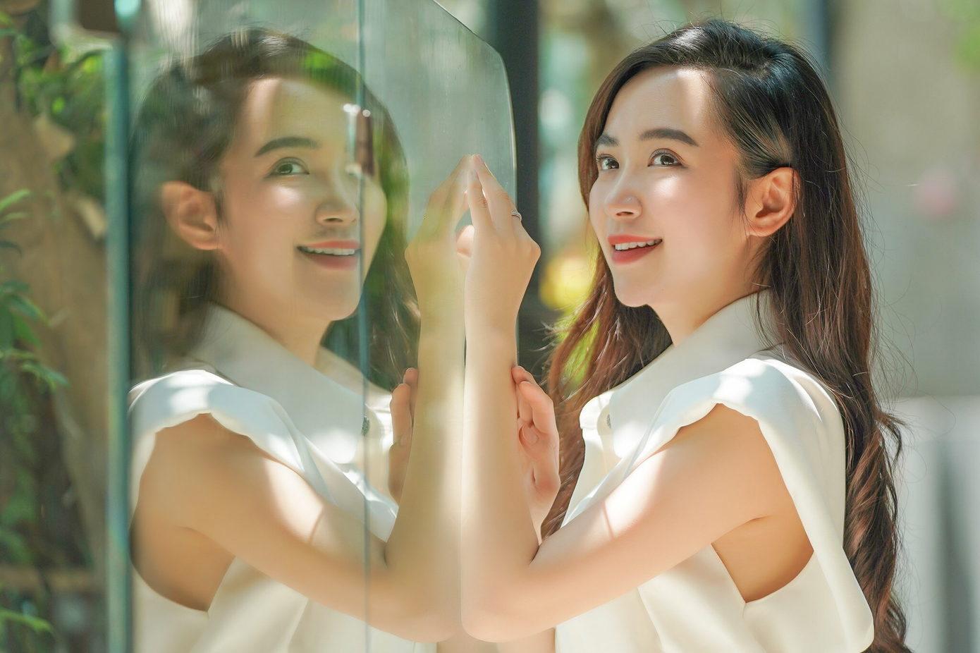 Vào vai Son, nàng dâu cam chịu, đáng thương phim Dưới bóng cây hạnh phúc, Kim Oanh tiếp tục đảm nhận dạng nhân vật có số phận bất hạnh, tủi nhục. Trong phim, Son luôn chu toàn, vun vén cho người thân yêu nhưng chưa bao giờ cô được chồng và gia đình bên chồng thấu hiểu, thay vào đó họ chì chiết, chê trách cô. Ảnh: Phạm Nguyễn.