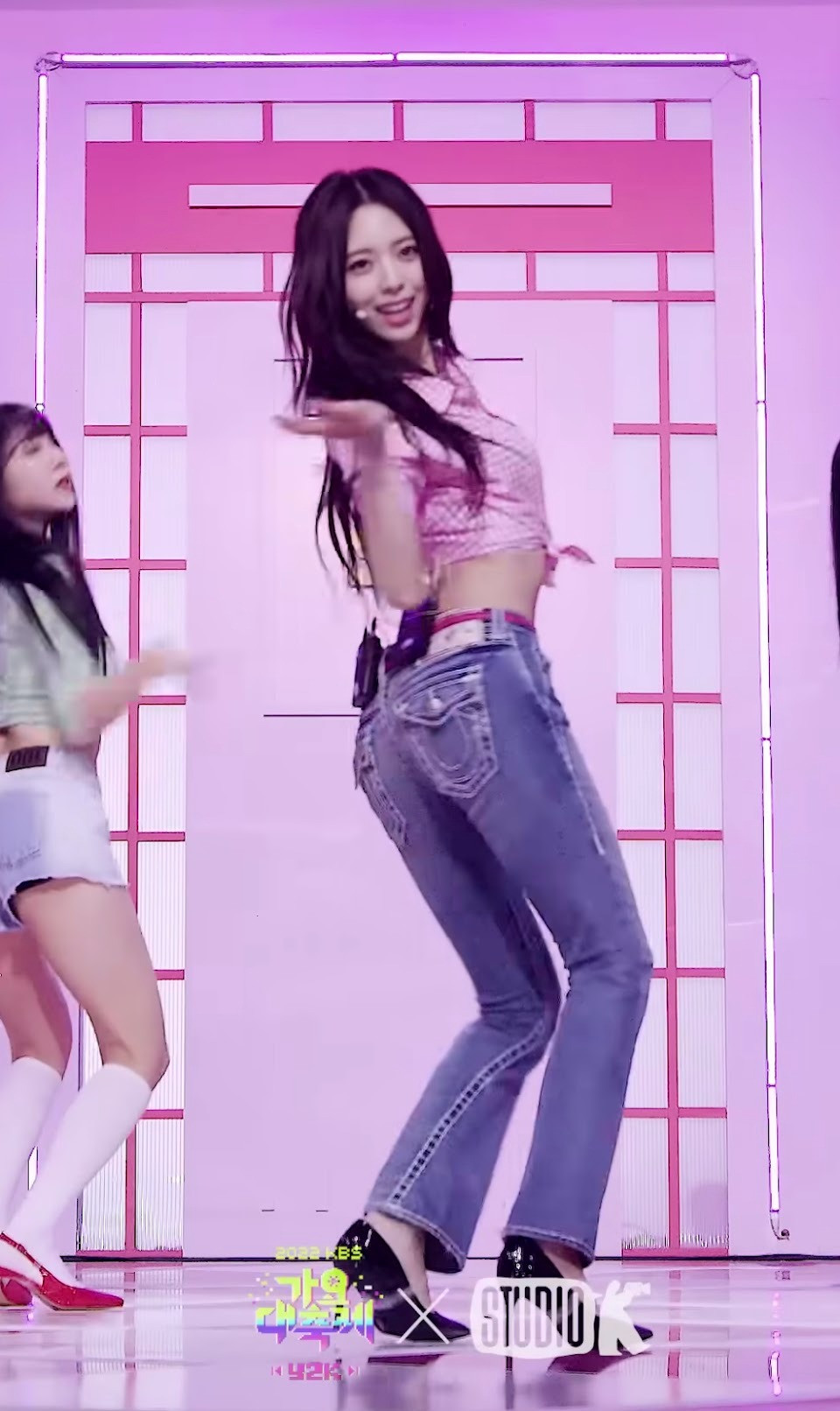 Pann - Trang cộng đồng dành cho fan Kpop bàn luận sôi nổi về những bức ảnh nổi tiếng của nữ thần tượng trong năm 2022. Sân khấu và hình ảnh của Yuna (ITZY) diện quần cạp trễ, lộ eo thon được nhắc đến nhiều.