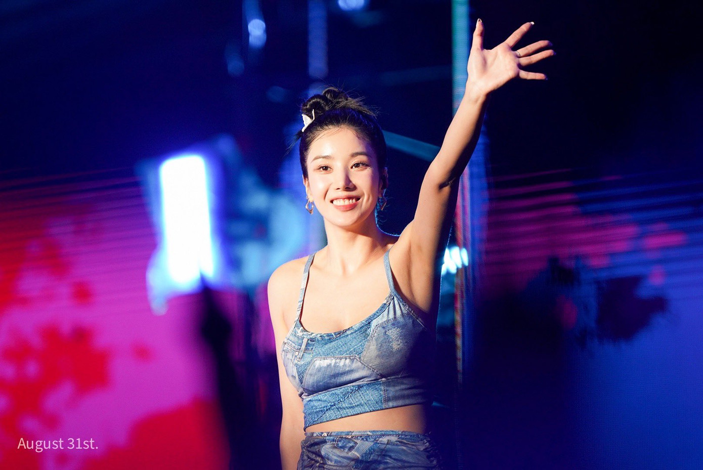 Để phù hợp với chủ đề của lễ hội, Kwon Eun Bi quyết định mạnh dạn diện đồ bơi. Vẻ ngoài được nhận xét xinh đẹp cùng trang phục nóng bỏng của nữ ca sĩ ngay lập tức nhận được sự chú ý và khen ngợi của cư dân mạng.