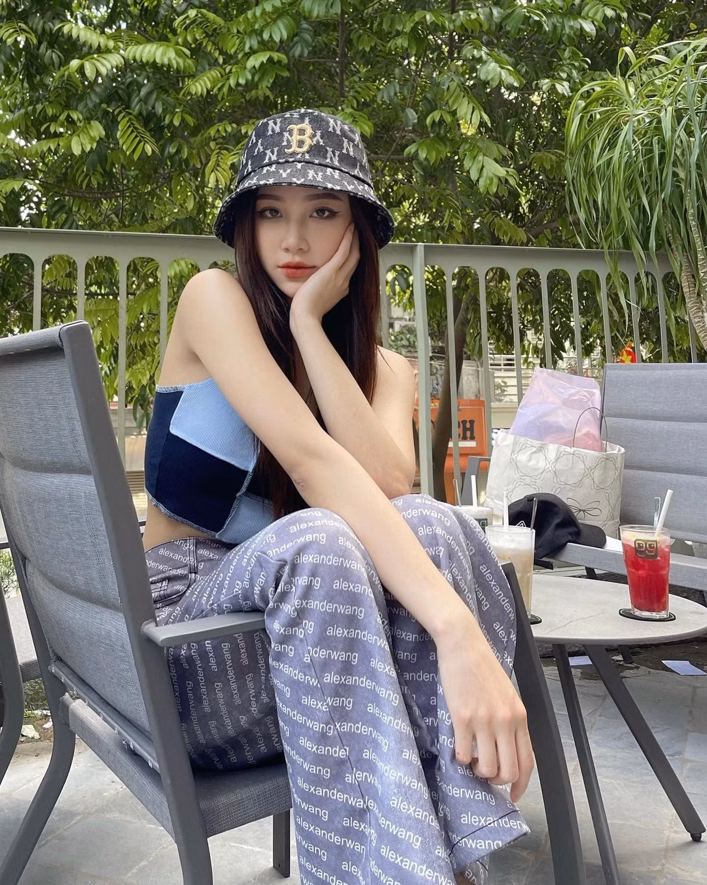 Nữ diễn viên sinh năm 2002, quê Hải Dương. Cô là sinh viên chuyên ngành Diễn viên kịch, điện ảnh - truyền hình của trường Đại học Sân khấu và Điện ảnh Hà Nội.