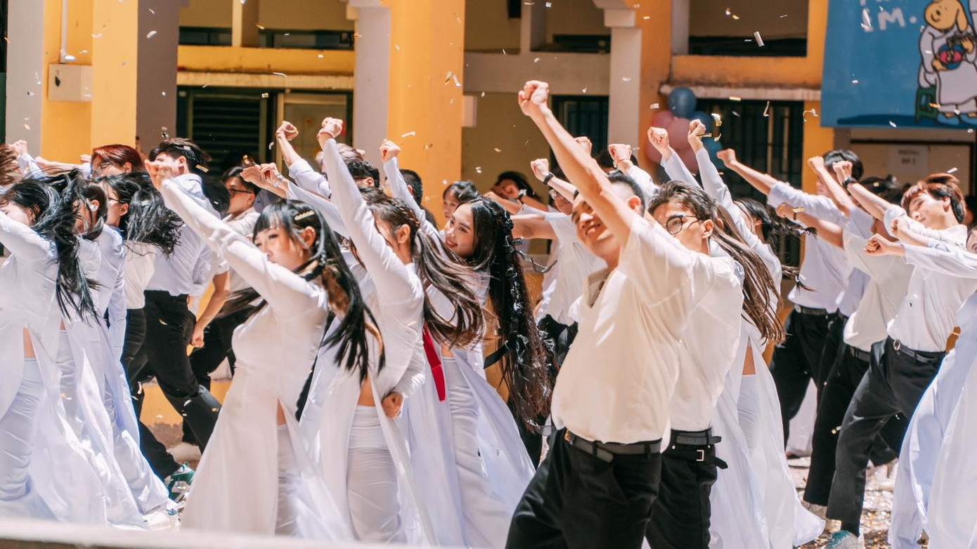 Cách đây 6 ngày, Phương Mỹ Chi ra mắt MV Đẩy xe bò được lấy cảm hứng từ tác phẩm Vợ nhặt của nhà văn Kim Lân. Cách đây 6 ngày, Phương Mỹ Chi ra mắt MV Đẩy xe bò được lấy cảm hứng từ tác phẩm Vợ nhặt của nhà văn Kim Lân.