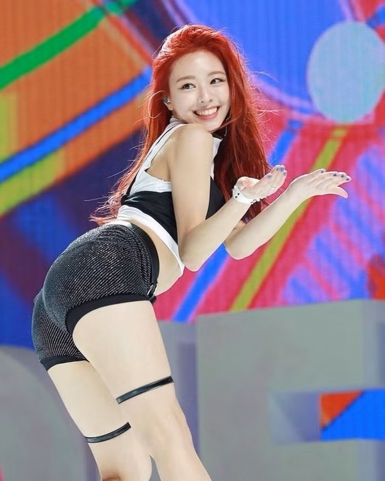 Nhờ lợi thế hình thể cao ráo, ngoại hình nổi bật, em út Yuna nhóm ITZY nhận về nhiều sự chú ý từ các fan Kpop ở thời điểm ra mắt. Cô thường được stylist cho diện trang phục ngắn, khoe chân dài, ba vòng gợi cảm, công thức quen thuộc là croptop kết hợp quần shorts siêu ngắn. Nữ thần tượng kết hợp bốt da, choker, vòng đeo đùi… tăng thêm nét cá tính và quyến rũ. Dù trang phục tôn điểm mạnh hình thể của Yuna, người hâm mộ mong muốn stylist nên tiết chế bởi nữ thần tượng còn nhỏ tuổi và bảo vệ cô trước những bình luận khiếm nhã.