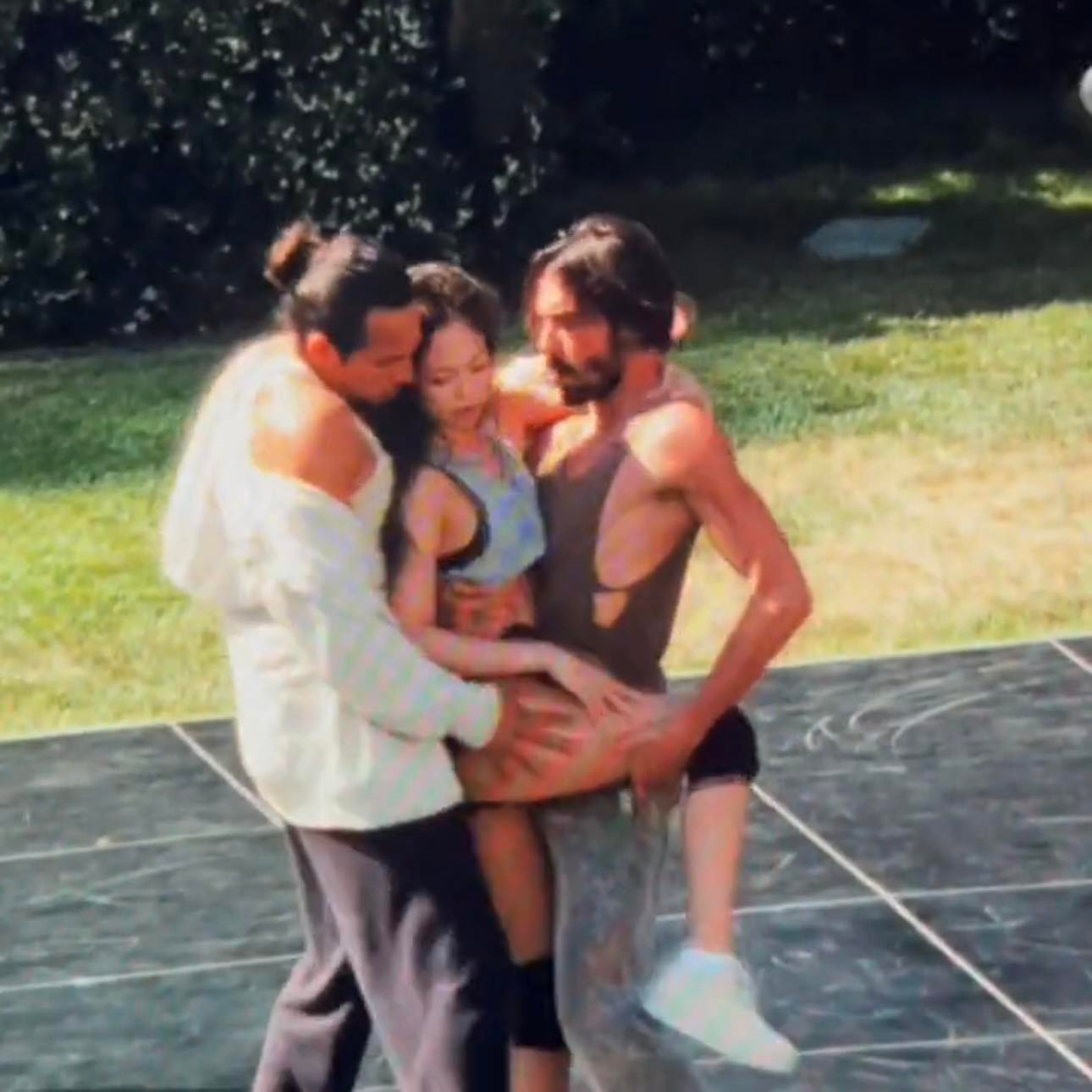 Những cảnh quay táo bạo gây tranh cãi của Jennie trong The idol.