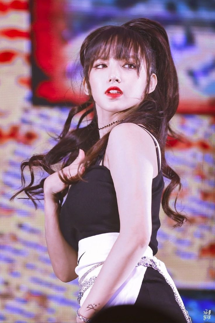 Qua các năm, màn biểu diễn thể dục dụng cụ của Trình Tiêu luôn được khán giả mong chờ. Danh tiếng ngày càng đi lên, cô nổi bật so với các thành viên cùng nhóm, lịch trình luôn phủ kín bởi những đợt quảng bá cá nhân, đi show tạp kỹ, chụp quảng cáo, làm cố vấn chuyên môn, hoạt động song song giữa Trung và Hàn… Cô được mời làm giám khảo chuyên môn cho Produce 101 bản Trung khi mới 20 tuổi. Qua các năm, màn biểu diễn thể dục dụng cụ của Trình Tiêu luôn được khán giả mong chờ. Danh tiếng ngày càng đi lên, cô nổi bật so với các thành viên cùng nhóm, lịch trình luôn phủ kín bởi những đợt quảng bá cá nhân, đi show tạp kỹ, chụp quảng cáo, làm cố vấn chuyên môn, hoạt động song song giữa Trung và Hàn… Cô được mời làm giám khảo chuyên môn cho Produce 101 bản Trung khi mới 20 tuổi.