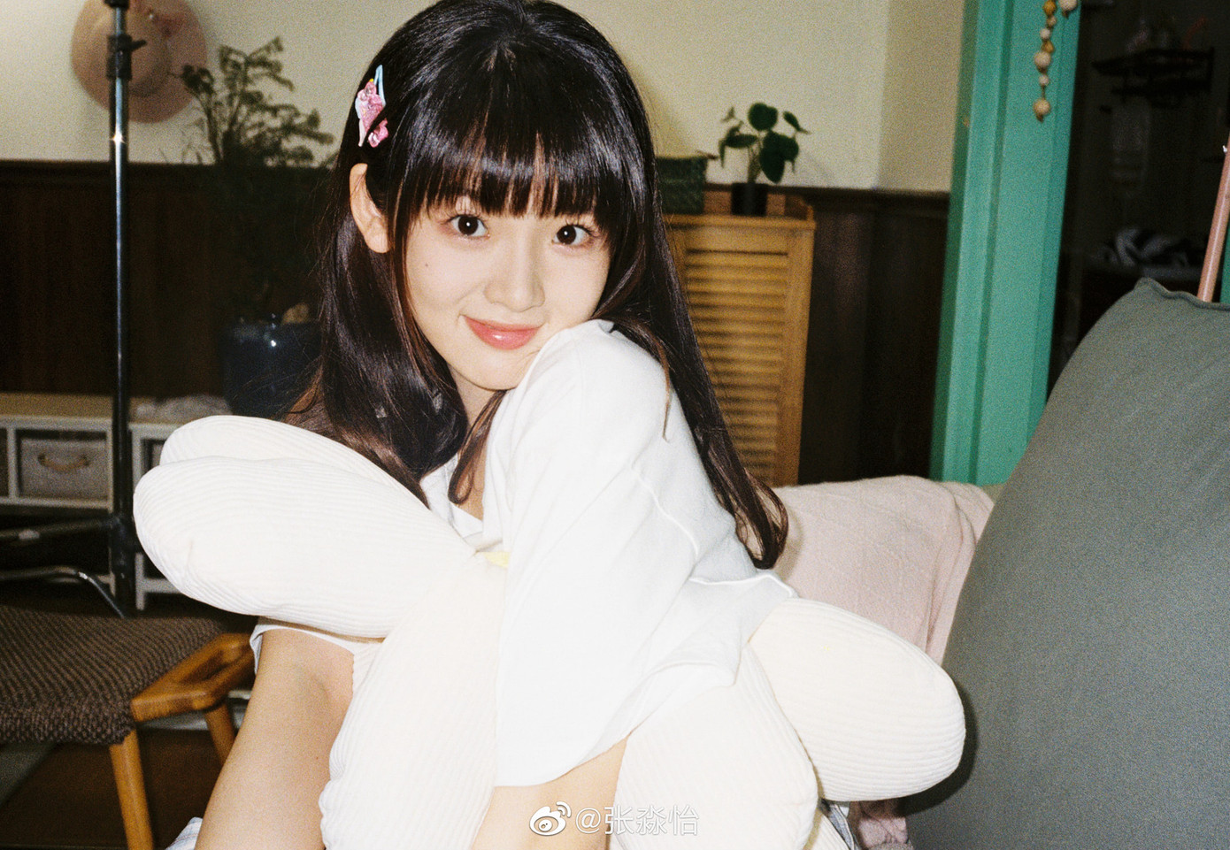 Hồng lâu mộng xoay quanh câu chuyện tình duyên trắc trở giữa hai anh em con cô con cậu Giả Bảo Ngọc và Lâm Đại Ngọc. Từ đây miêu tả cuộc sống nhiều mặt của gia đình quý tộc đời Thanh từ lúc cực thịnh cho đến thời suy vi trong vòng tám năm. Ở bản điện ảnh, nhiều khán giả dự đoán phim chỉ tái hiện chuyện trong dinh thự của Giả phủ vào thời hoàng kim vì không có quá nhiều thời lượng. Hồng lâu mộng xoay quanh câu chuyện tình duyên trắc trở giữa hai anh em con cô con cậu Giả Bảo Ngọc và Lâm Đại Ngọc. Từ đây miêu tả cuộc sống nhiều mặt của gia đình quý tộc đời Thanh từ lúc cực thịnh cho đến thời suy vi trong vòng tám năm. Ở bản điện ảnh, nhiều khán giả dự đoán phim chỉ tái hiện chuyện trong dinh thự của Giả phủ vào thời hoàng kim vì không có quá nhiều thời lượng.