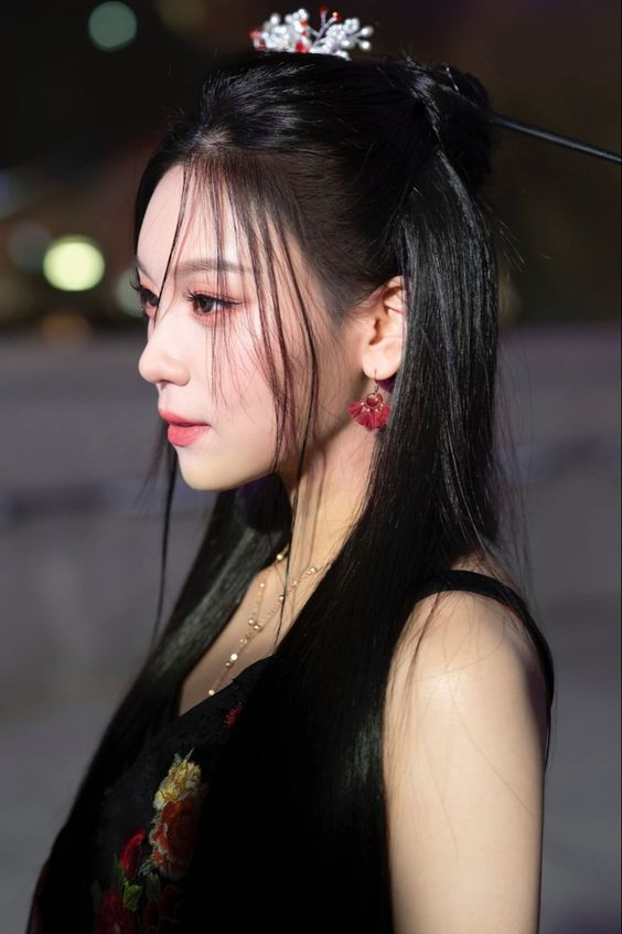 Sau khi G-Friend tan rã đột ngột năm 2021, các thành viên Eunha, SinB và Umji thành lập nhóm ba thành viên mới lấy tên Viviz, trực thuộc BPM Entertainment. VIVIZ cho thấy khía cạnh mới của ba cô gái với hình ảnh bóng bẩy, quyến rũ và hợp thời trang.