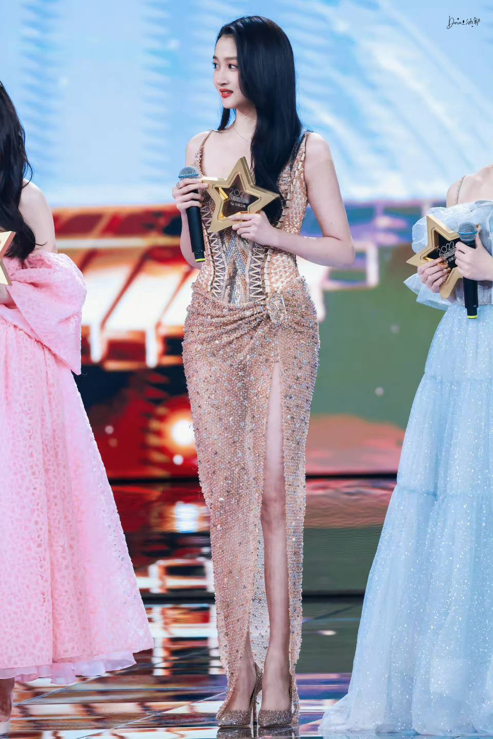 Cô cao 1,72 m và độ dài đôi chân tới 1,1 m, được mệnh danh là "mỹ nhân có đôi chân đẹp nhất Cbiz". Ảnh: Weibo. Cô cao 1,72 m và độ dài đôi chân tới 1,1 m, được mệnh danh là "mỹ nhân có đôi chân đẹp nhất Cbiz". Ảnh: Weibo.