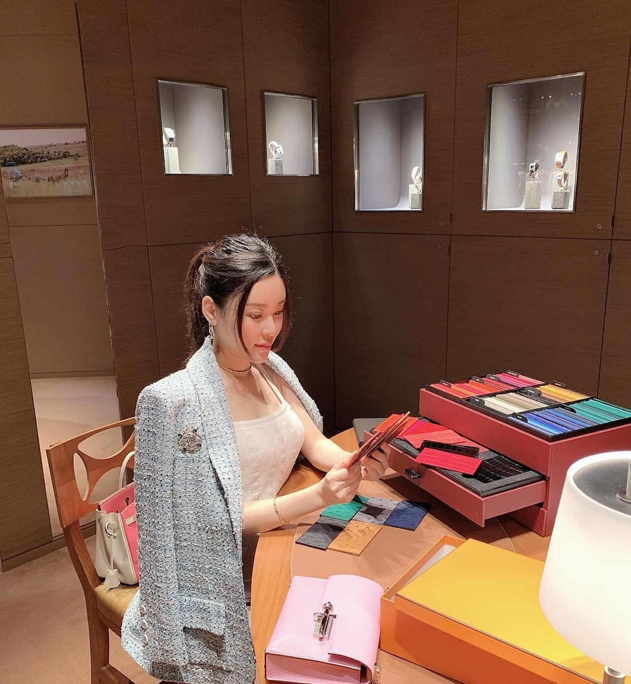 Những năm gần đây, Abby hoạt động tích cực hơn trong lĩnh vực thời trang, thường xuyên được các thương hiệu lớn mời đến Paris tham dự sự kiện Tuần lễ thời trang. Không chỉ vậy, cô thường xuyên nhận lời phỏng vấn từ tạp chí lớn. Tạp chí thời trang Pháp gọi Abby là “ngôi sao đang lên” ở showbiz Hong Kong (Trung Quốc). Các thương hiệu xa xỉ như Hermès, Chanel, Dior… cũng ưu ái, tặng quà cho Abby Choi.