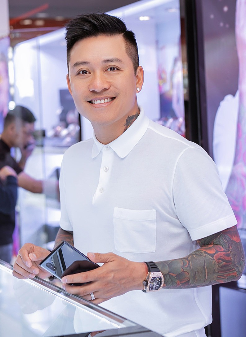 Năm 2013, Đại học Thăng Long thông báo xóa tên sinh viên vượt quá thời gian học tập tại trường kèm danh sách các sinh viên bị buộc thôi học, có tên ca sĩ Tuấn Hưng. Theo đó, giọng ca Cầu vồng khuyết tạm dừng việc học năm 2000 để vào Nam lập nghiệp cùng nhóm Quả dưa hấu với Bằng Kiều, Anh Tú. Nam ca sĩ mất nhiều thời gian chinh phục sự nghiệp mà đã quên mất thời gian bảo lưu đã 13 năm. Trước sự việc, Tuấn Hưng từ chối bình luận. Năm 2013, Đại học Thăng Long thông báo xóa tên sinh viên vượt quá thời gian học tập tại trường kèm danh sách các sinh viên bị buộc thôi học, có tên ca sĩ Tuấn Hưng. Theo đó, giọng ca Cầu vồng khuyết tạm dừng việc học năm 2000 để vào Nam lập nghiệp cùng nhóm Quả dưa hấu với Bằng Kiều, Anh Tú. Nam ca sĩ mất nhiều thời gian chinh phục sự nghiệp mà đã quên mất thời gian bảo lưu đã 13 năm. Trước sự việc, Tuấn Hưng từ chối bình luận.