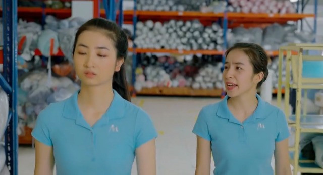 Sự hiểu lầm kéo dài, căng thẳng kéo lên cao khi hai người bất đồng trong công việc, Thoan muốn tách riêng và yêu cầu cấp trên Hùng (Tiến Lộc) phải chuyển một trong hai sang bộ phận khác. Nhận tin mình là người phải chuyển đi, đến bộ phận có lương thấp, Thoan nổi giận, tìm Hoài tính sổ vì nghĩ bạn cố tình “thêm mắm thêm muối”, giả nhân giả nghĩa. Trả đũa Hoài, Thoan lấy hình ảnh từ đồng nghiệp, cho chồng Hoài - Hiếu (Duy Hưng) – xem, tố cáo Hoài tằng tịu với sếp.