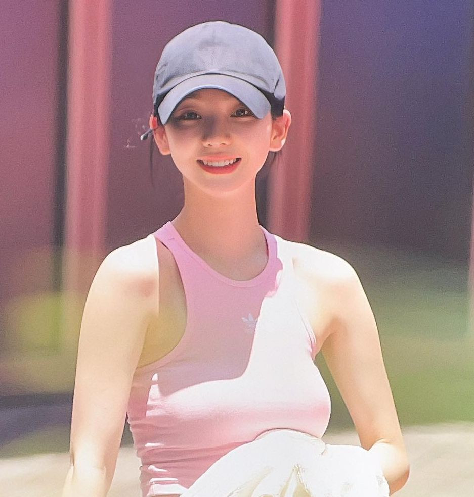 Ngay sau khi hạ cánh đến Việt Nam, các cô gái đến từ nhà SM đã cùng nhau ăn phở và thưởng thức nhiều món ăn Việt khác. Trong những ngày ở Hội An, nhiều fan bắt gặp các thành viên đi mua sắm, chọn áo dài…