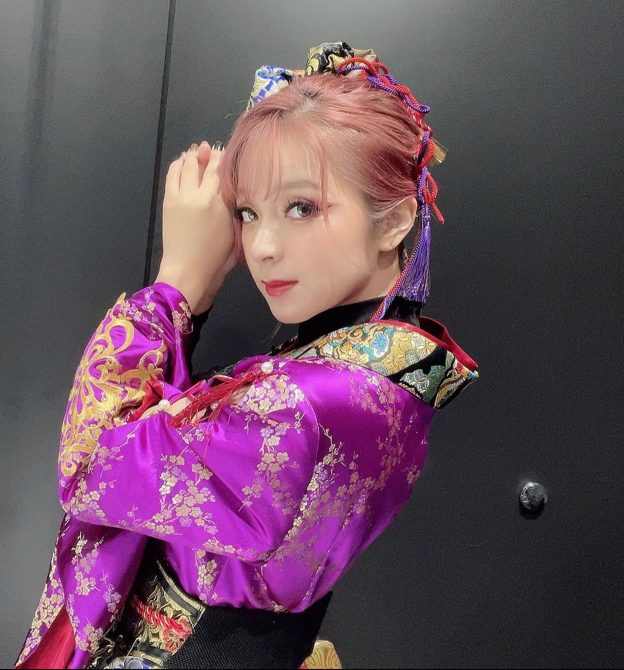 Tập 1 Đạp gió 2023, Maria chào màn bằng ca khúc đưa danh tiếng của cô vụt sáng tại thị trường xứ tỷ dân - Gokuraku Jodo. Trong tiếng Trung, Gokuraku Jodo (Cực Lạc Tịnh Thổ) là bài hát nổi tiếng với giới trẻ đam mê văn hóa Nhật Bản. Với nền nhạc sôi động, vũ điệu bắt mắt kết hợp giữa hiện đại và truyền thống, ca khúc thường được biểu diễn tại lễ hội văn hóa Nhật Bản tại nhiều quốc gia. Bài hát dẫn đầu top 10 ca khúc được nghe nhiều nhất trên QQ âm nhạc sau tập 1.