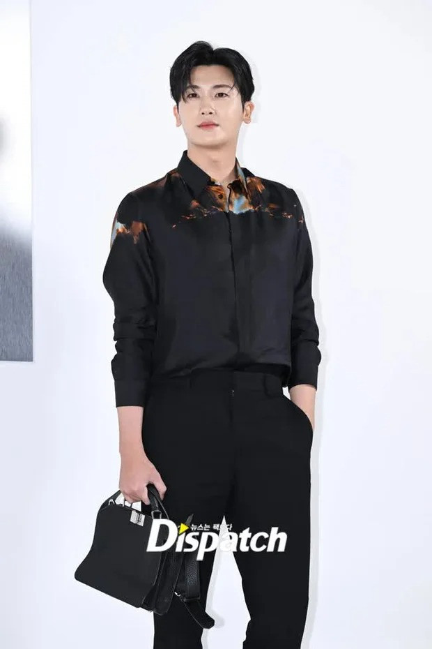 Diễn viên Park Hyung Sik nổi bật tại sự kiện tối 8/2. Diễn viên Park Hyung Sik nổi bật tại sự kiện tối 8/2.