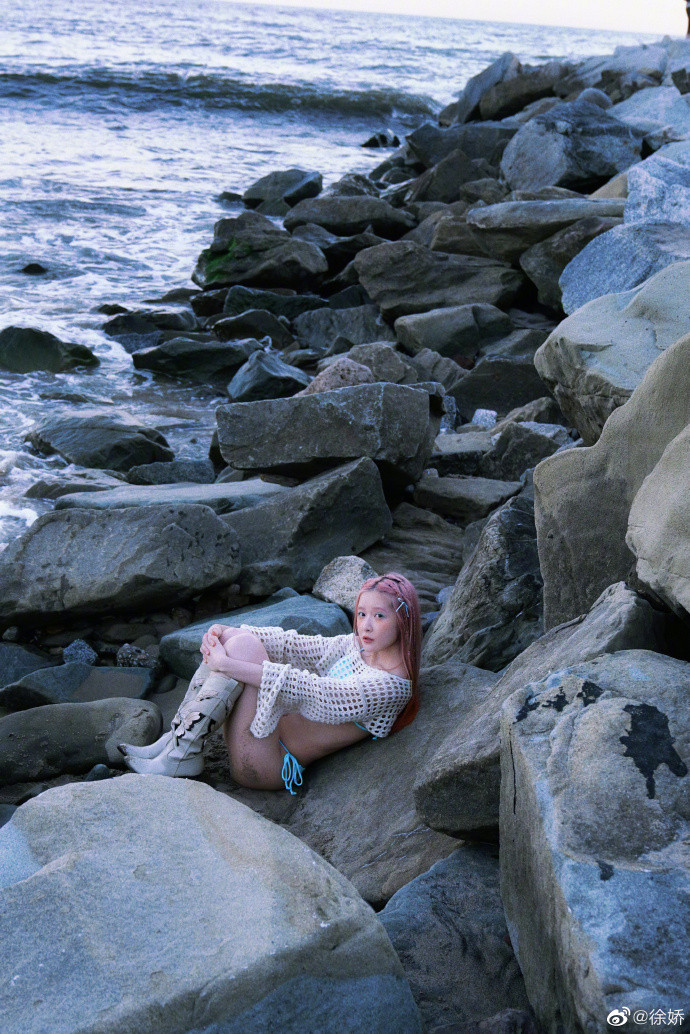 Trong bộ phim hài khoa học viễn tưởng Siêu khuyển thần thông (CJ7) năm 2008, ắt hẳn nhiều khán giả ấn tượng với vai con trai đáng yêu của Châu Tinh Trì do Từ Kiều đảm nhận. Nhiều người ngỡ ngàng hơn khi biết Từ Kiều là con gái nhưng sẵn sàng cắt tóc cho đúng tạo hình một cậu bé. Ở tuổi 26, Từ Kiều nay đã trở thành thiếu nữ, nhận nhiều lời khen ngợi về nhan sắc xinh đẹp.