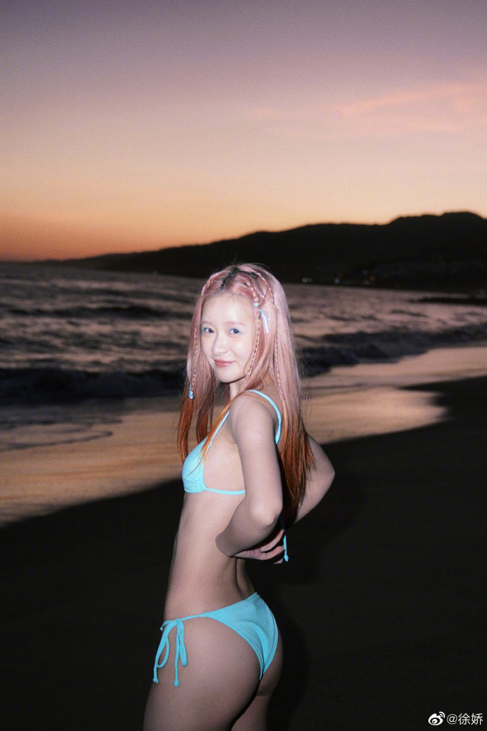 Bộ hình bikini trên bờ biển của nữ diễn viên nhận được phản ứng tích cực từ cư dân mạng. Vẫn phong cách ảnh film ưa thích, Từ Kiều toát lên vẻ tinh nghịch, trưởng thành. Khán giả khen cô quản lý bản thân tốt, thân hình thon thả nhưng săn chắc, lộ múi bụng đáng ghen tỵ.